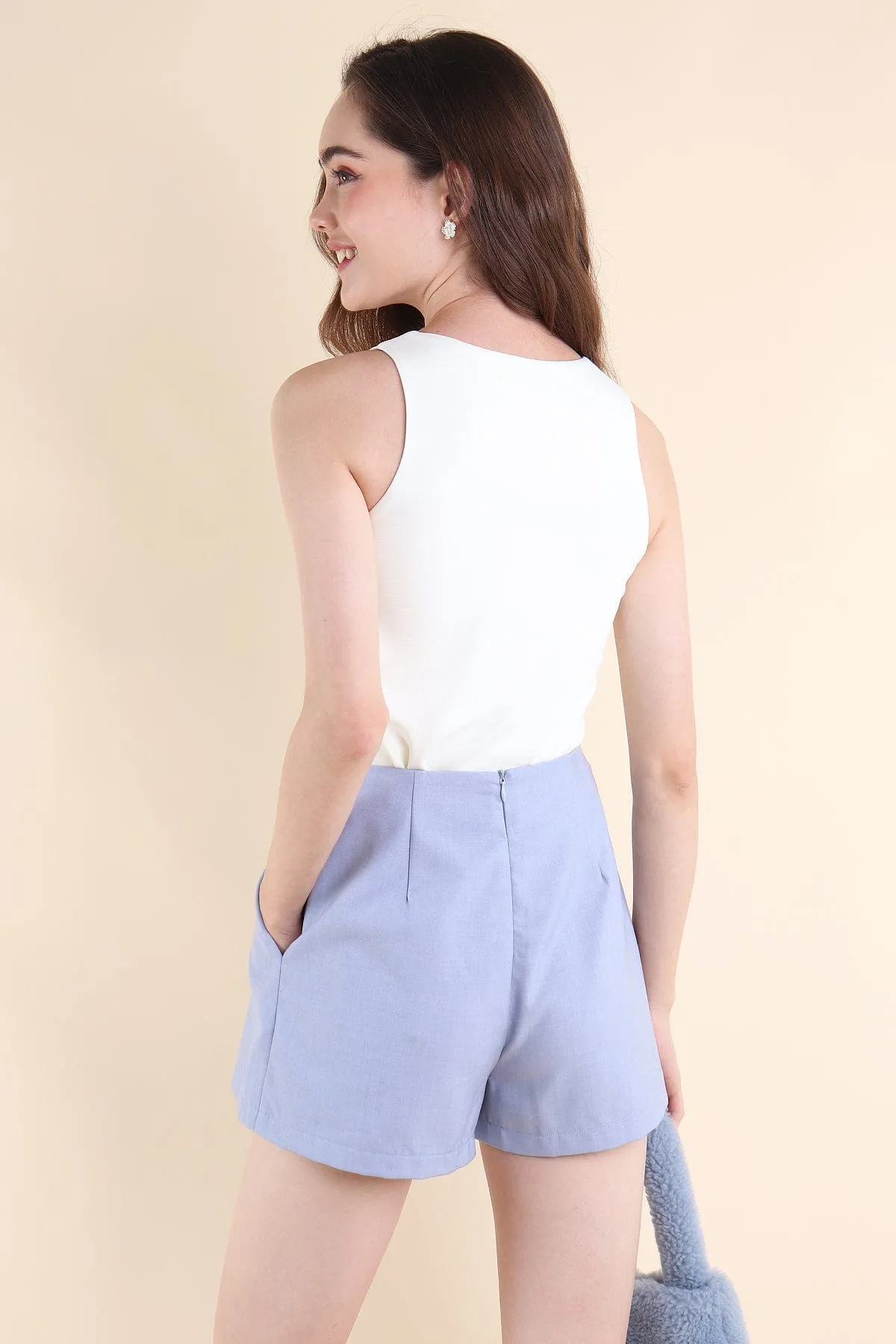 JILL PLEATED SHORTS IN BLUE