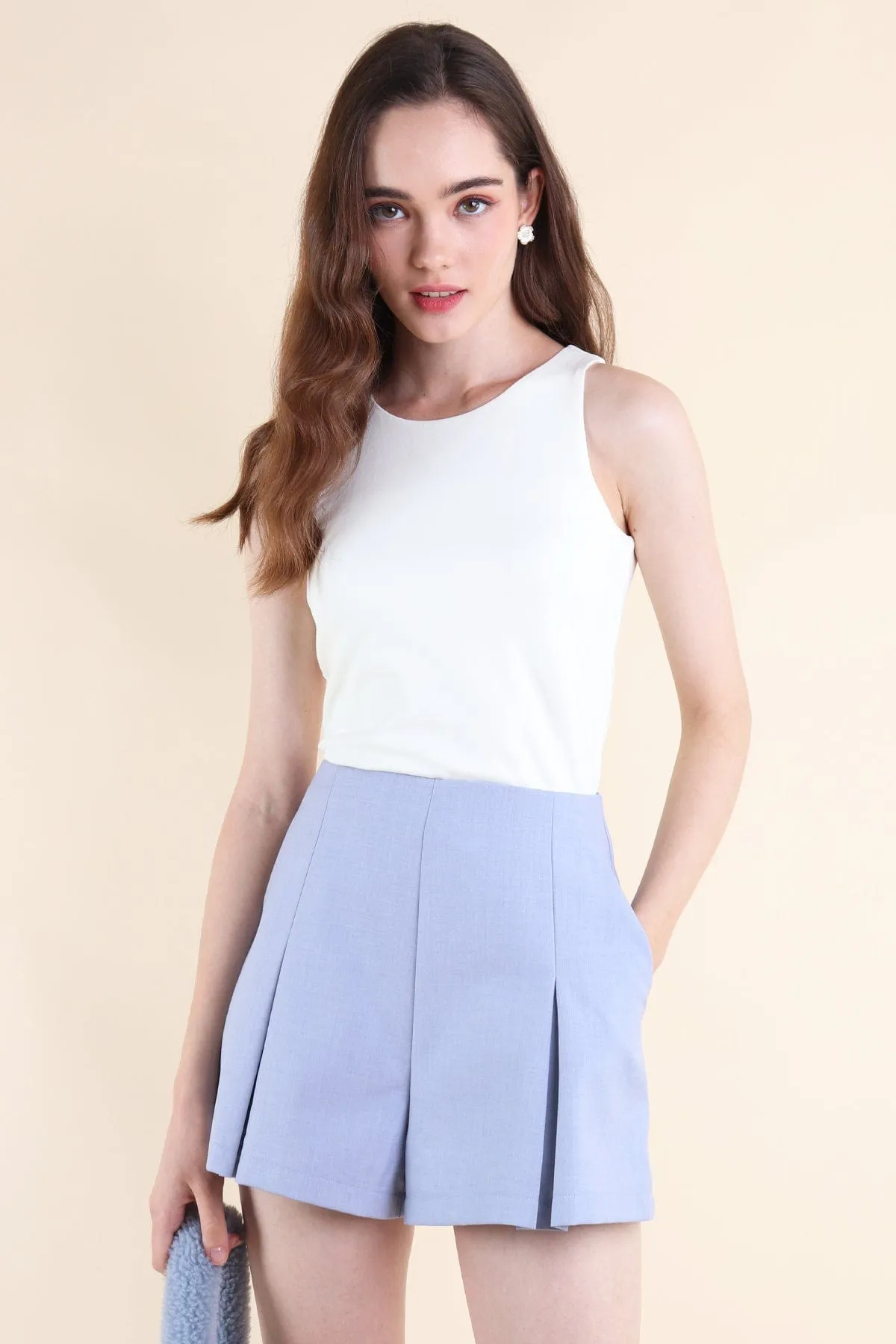 JILL PLEATED SHORTS IN BLUE