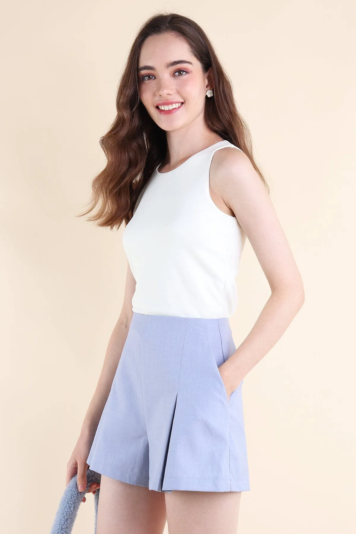 JILL PLEATED SHORTS IN BLUE